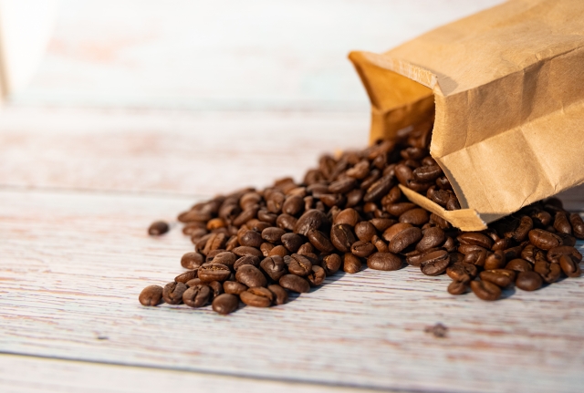 袋から出るコーヒー豆